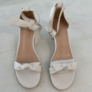 Women’s White Coutgo, Bow Sandals, 6.5M, 2inch heel, NEVER Worn in box